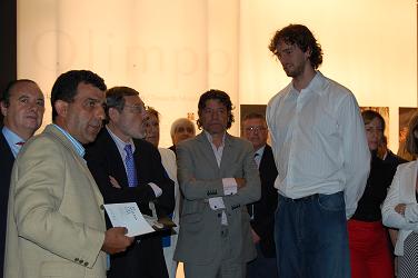 Pau Gaslo atiende las explicaciones de Manuel Olcina, Director Técnico del Museo